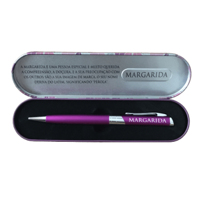 Estojo com caneta roxa e prata e texto explicativo em português.