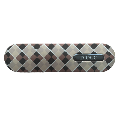 Estojo para óculos com padrão em losangos bege, castanho e preto com etiqueta DIOGO