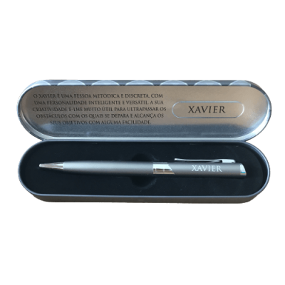 Estojo metálico com caneta preta e a palavra XAVIER