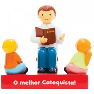 Figuras coloridas de catequista e crianças com Bíblia e base vermelha com texto