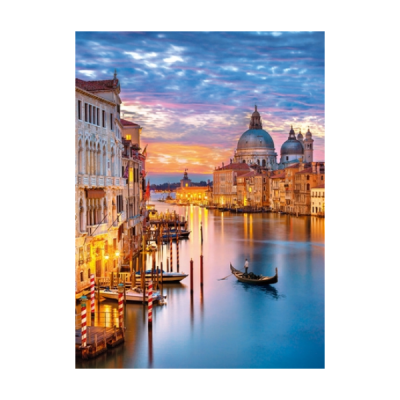 Canal de Veneza ao pôr do sol com gôndola e edifícios históricos