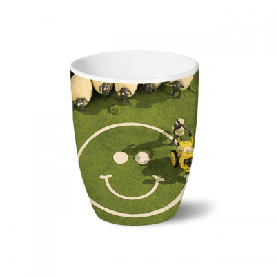 Copo de cerâmica com ilustração de seiva verde, cara sorridente, ovelhas e trator amarelo