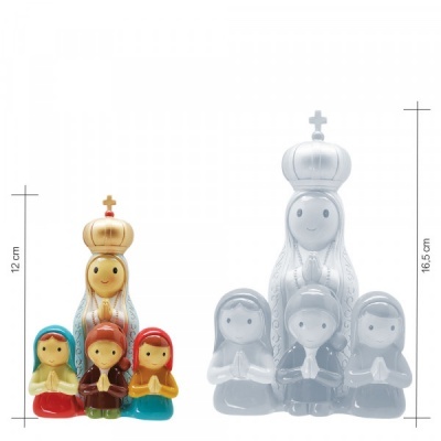 Figuras religiosas em cerâmica dourada e branca com crianças em oração