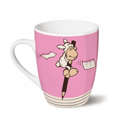 Caneca rosa com desenho de ovelha segurando lápis e folhas de papel