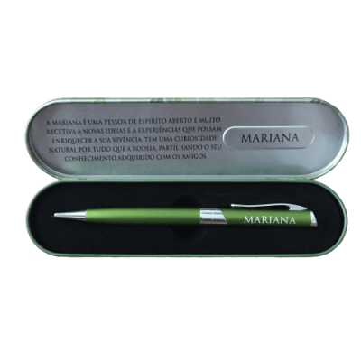 Estojo metálico verde com caneta esferográfica verde e texto interior.