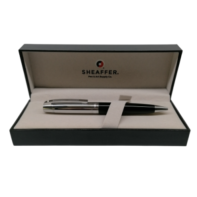 Caneta Sheaffer preta e prata numa caixa de apresentação preta com interior bege