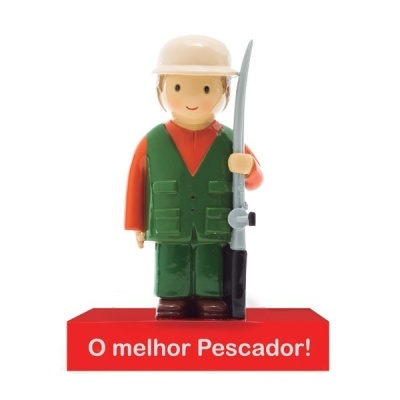 Figura de pescador de plástico com base vermelha e texto