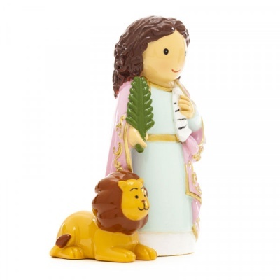 Figura decorativa de menino com leão amarelo ao lado