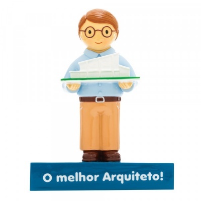 Figura de arquiteto sorridente segurando modelo de edifício com base azul e texto