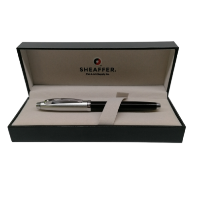 Caneta preta com detalhes prateados numa caixa de luxo SHEAFFER
