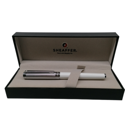 Caneta esferográfica branca SHEAFFER numa caixa preta aberta com interior bege.