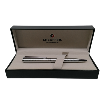 Caneta metálica prateada lisa com textura em caixa preta com interior bege