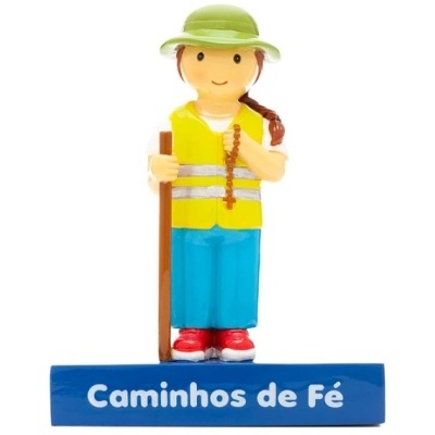 Figura decorativa de pessoa com colete amarelo refletor a segurar cajado e terço