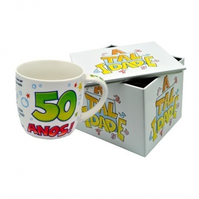 Caneca branca celebrando 50 anos com caixa branca decorada