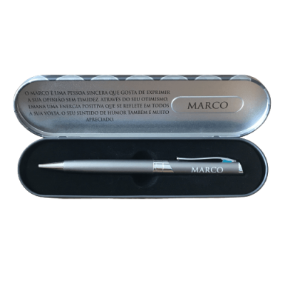 Caneta prateada com nome MARCO em estojo metálico com texto em português