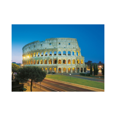 Coliseu em Roma ao entardecer com iluminação e estrada em primeiro plano