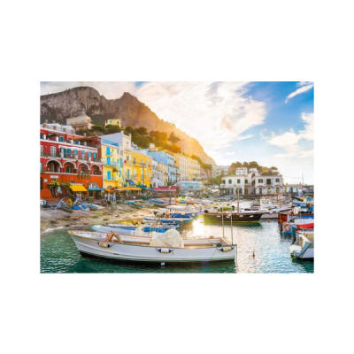 Porto com barcos e edifícios coloridos junto a colinas rochosas ao entardecer