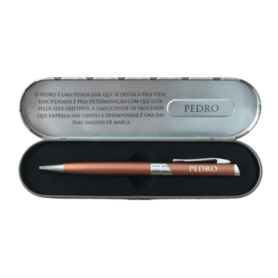 Estojo metálico com caneta bronze e cartão com texto e nome Pedro