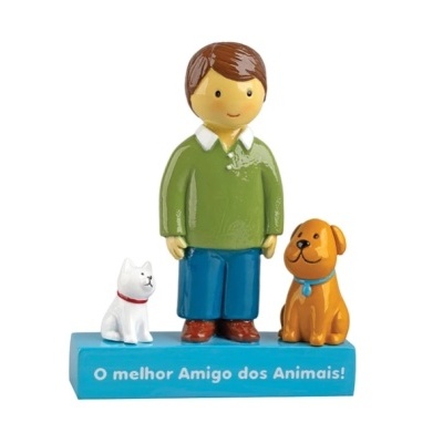 Figurinha colorida de homem com cão e gato, base com texto em português
