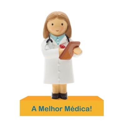 Figurinha de médica com bata branca e esteto, segurando prancheta, base amarela com texto.