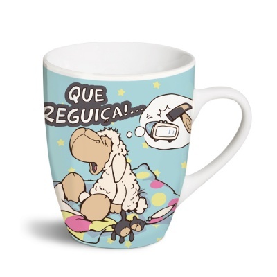 Caneca branca com desenho colorido de ovelha e texto 'QUE REGUICA!...'