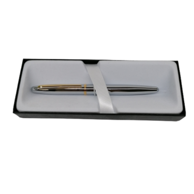 Caneta metálica prateada com detalhes dourados numa caixa preta com interior branco
