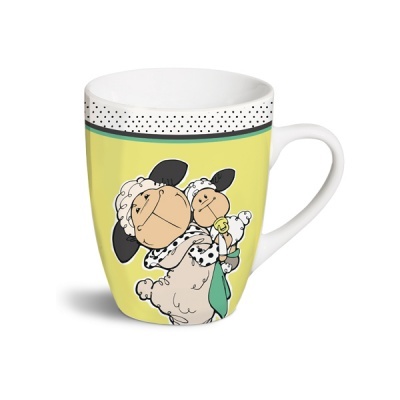 Caneca amarela com desenho de ovelhas e padrão de pontos pretos na borda