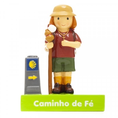 Figura decorativa de peregrino com cajado e marco do Caminho de Fé