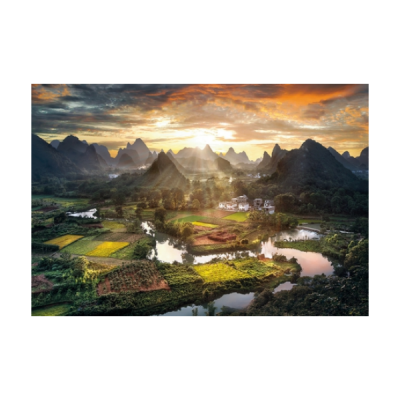 Paisagem rural com montanhas, campos agrícolas, rio e casas sob pôr do sol