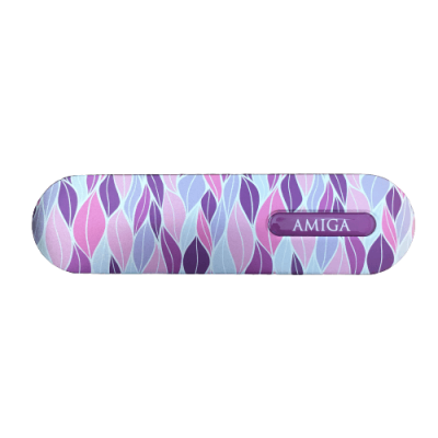 Estojo rígido com padrão geométrico lilás e rosa e texto AMIGA