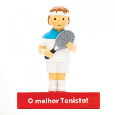 Boneco de tenista com raquete em base vermelha com texto