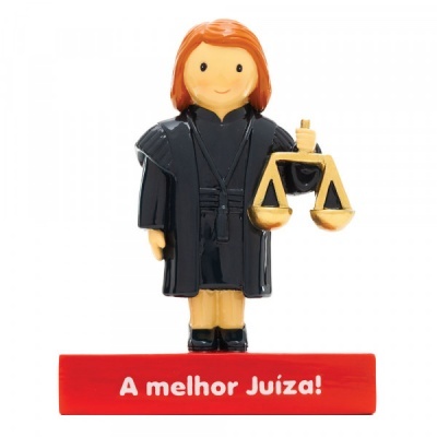 Figura decorativa de juíza com balança e base vermelha com texto