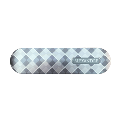 Caixa metálica cinza com padrão geométrico e o nome ALEXANDRE