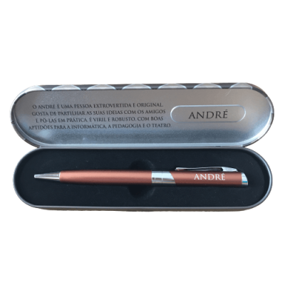 Estojo metálico com caneta castanha e texto impresso na tampa