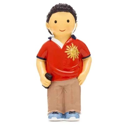 Figura decorativa de menino com polo vermelha e calças bege
