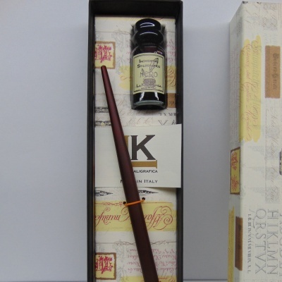 Conjunto de caligrafia com tinteiro e pena em caixa decorativa