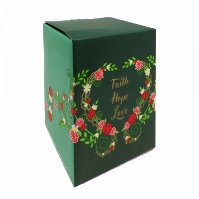 Caixa verde decorada com flores formando coração e texto Faith Hope Love