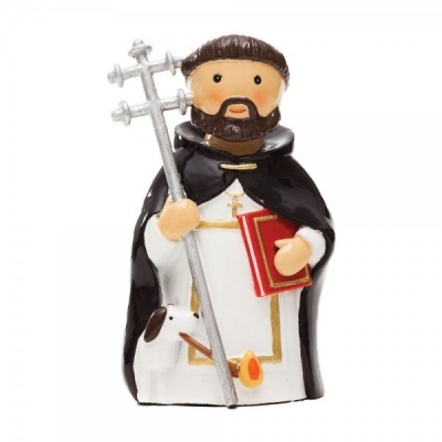 Figurinha decorativa de santo com batina, capa preta, livro vermelho e cajado prateado