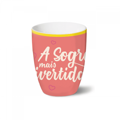 Caneca rosa com texto branco e corações com interior branco e borda amarela.