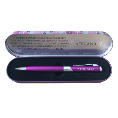 Conjunto com caneta e estojo roxo com nome Adriana e texto descritivo em português