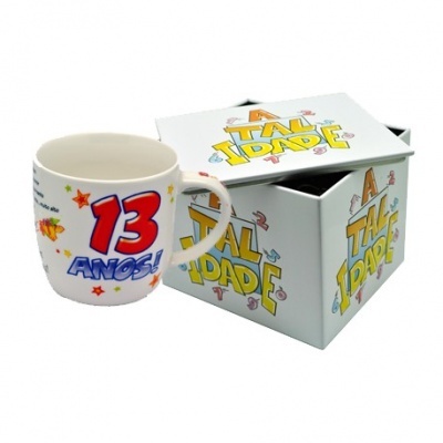 Caneca branca com texto 13 ANOS e caixa com texto A TAL IDADE