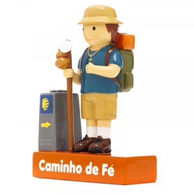 Figurine de peregrino com base laranja e texto Caminho de Fé