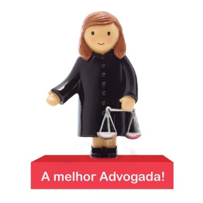 Figurinha de advogada com toga preta e balança da justiça