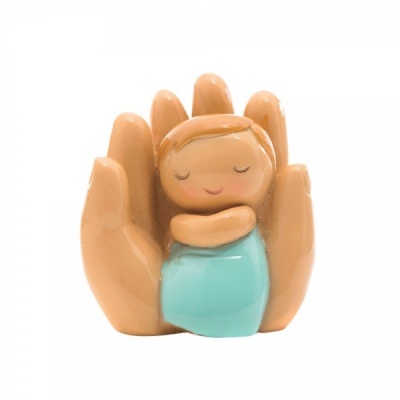 Figura cerâmica de mãos segurando bebé vestido azul