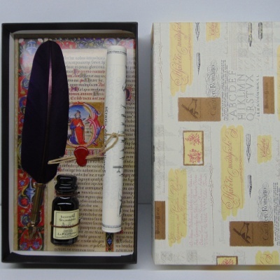 Conjunto vintage de pena, tinta e pergaminho dentro de caixa decorativa