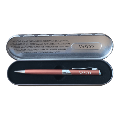 Conjunto caneta cobre com o nome Vasco e caixa metálica prateada com texto impresso.