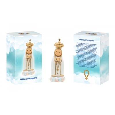 Figura religiosa de Fátima Peregrina com coroa dourada entre duas caixas com design azul e texto em português