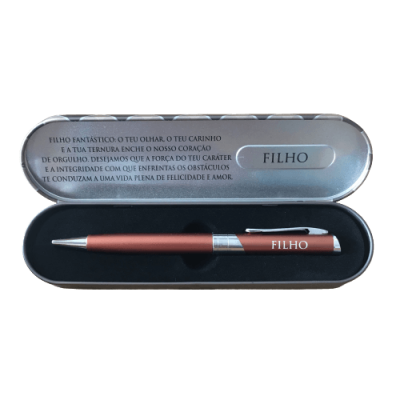 Conjunto caneta metálica cor cobre com texto 'FILHO' e estojo prateado com gravação