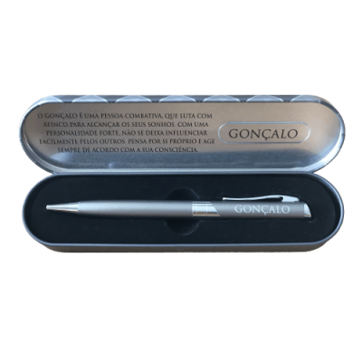 Conjunto caneta e estojo metálico prateado com nome e frase em português