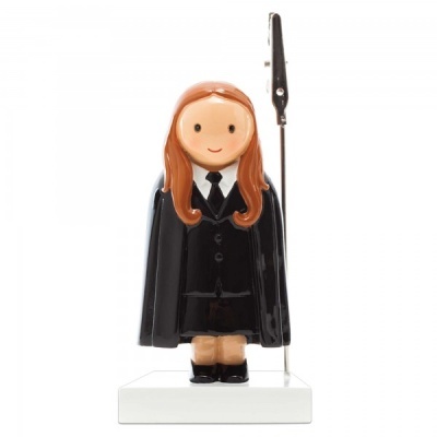 Figura de personagem em resina com fato preto e base branca